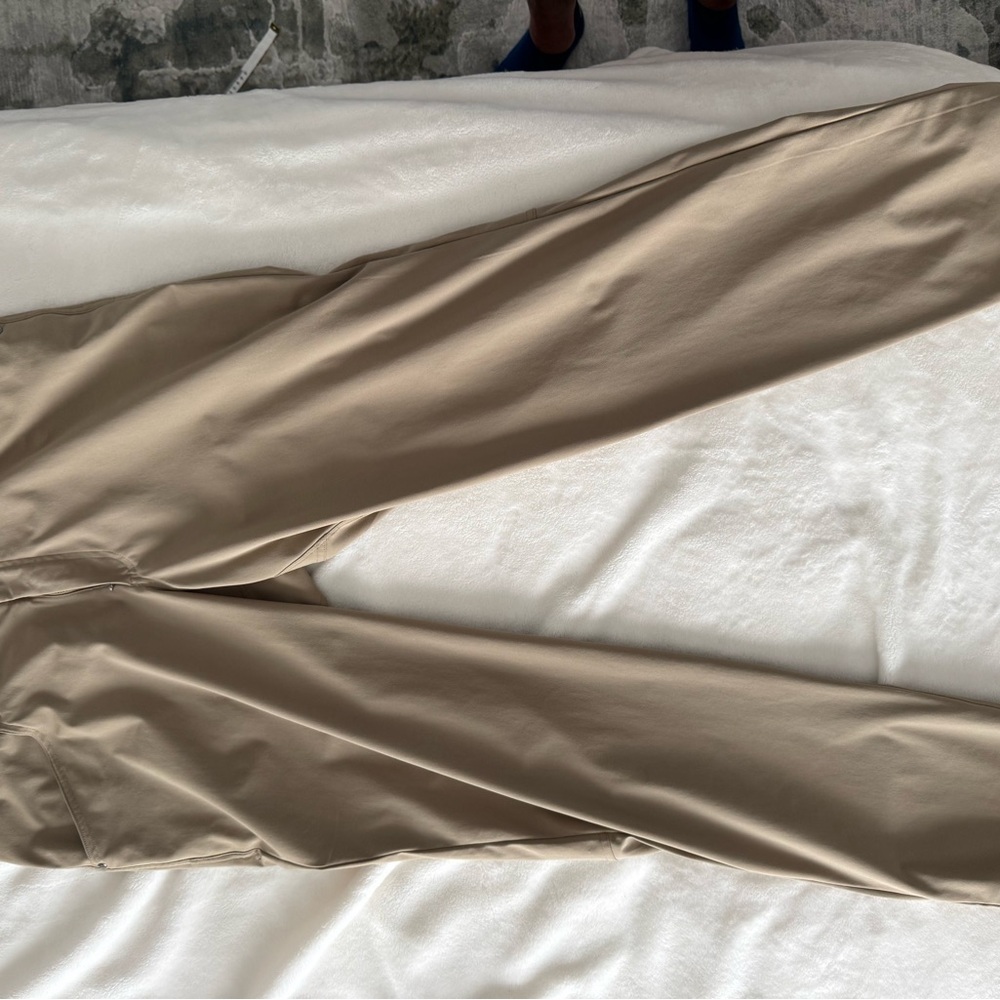 Lululemon khaki pants size 36” waist in EUC